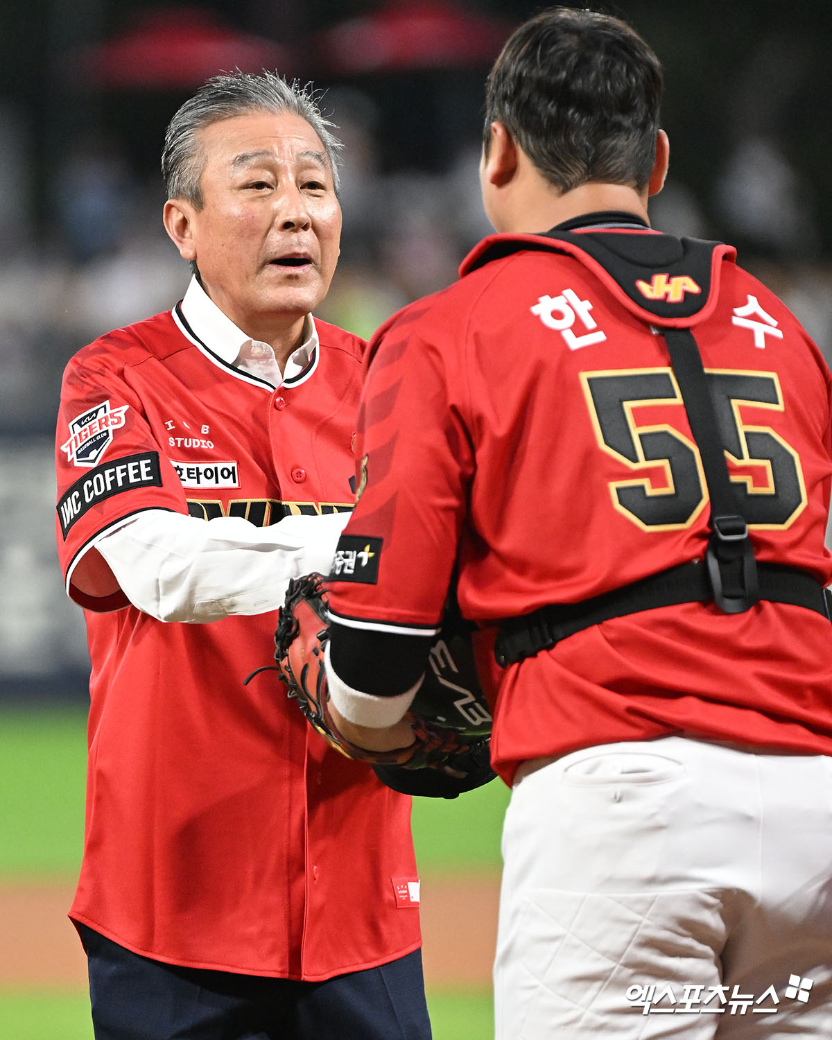 25일 오후 광주기아챔피언스필드에서 열린 '2024 신한 SOL Bank KBO리그' 롯데 자이언츠와 KIA 타이거즈의 경기, 경기 전 김기태 전 감독이 시구를 마친 후 한준수를 격려하고 있다. 엑스포츠뉴스 DB