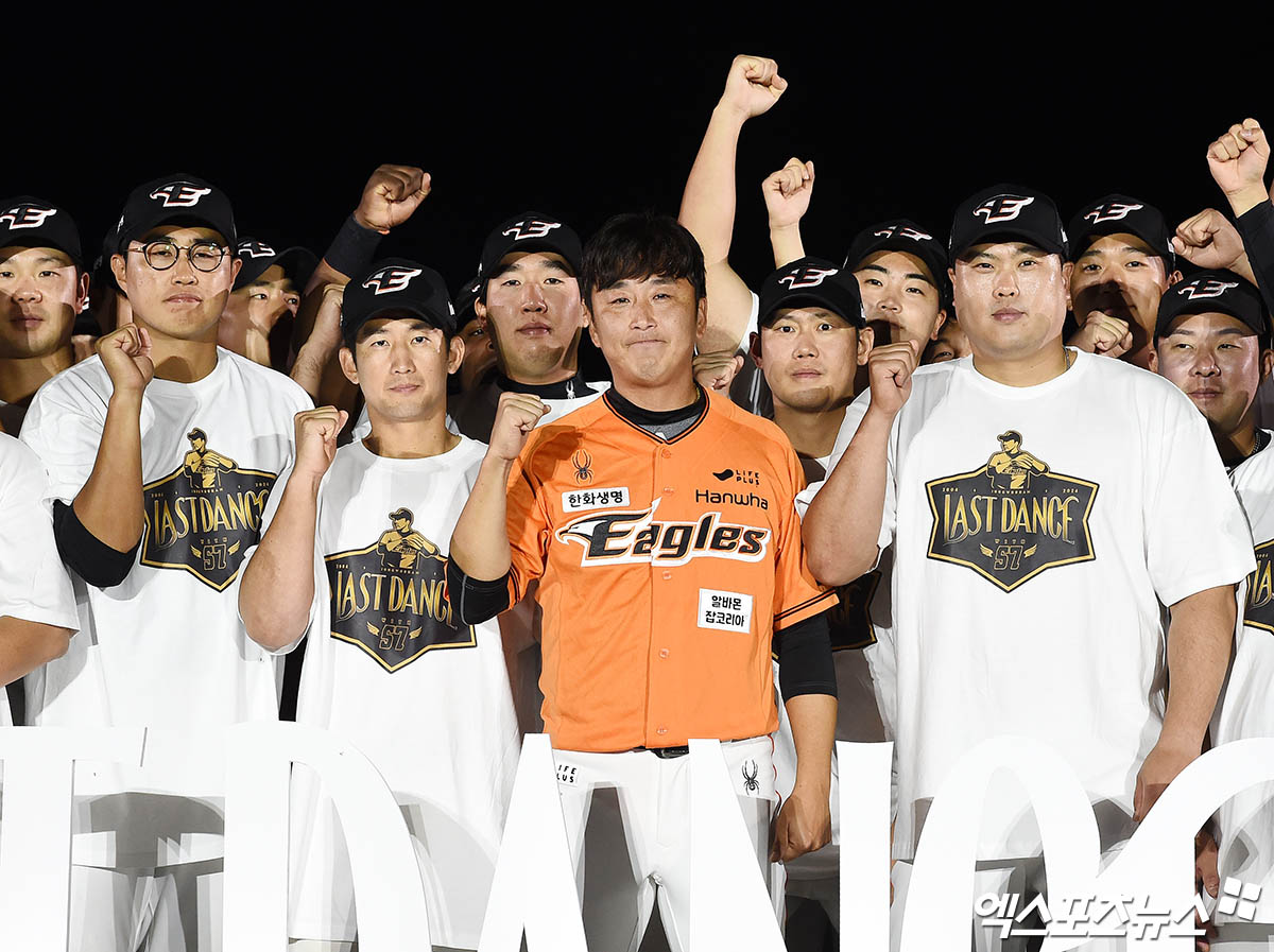 29일 오후 대전한화생명이글스파크에서 열린 '2024 신한 SOL Bank KBO리그' NC 다이노스와 한화 이글스의 경기, NC가 7:2의 스코어로 승리하며 6연패에서 탈출했다. 경기 종료 후 정우람의 은퇴식이 진행됐다. 정우람이 한화 채은성, 최재훈, 하주석, 류현진 등 동료 선수들과 기념 촬영을 하고 있다. 엑스포츠뉴스 DB