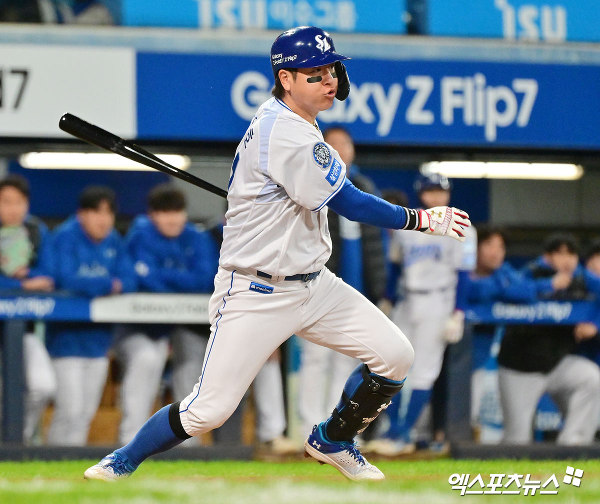 21일 오후 대구삼성라이온즈파크에서 열린 '2025 신한 SOL Bank KBO 포스트시즌' 한화 이글스와 삼성 라이온즈의 플레이오프 3차전 경기, 3회말 삼성 강민호가 타격을 하고 있다. 엑스포츠뉴스 DB