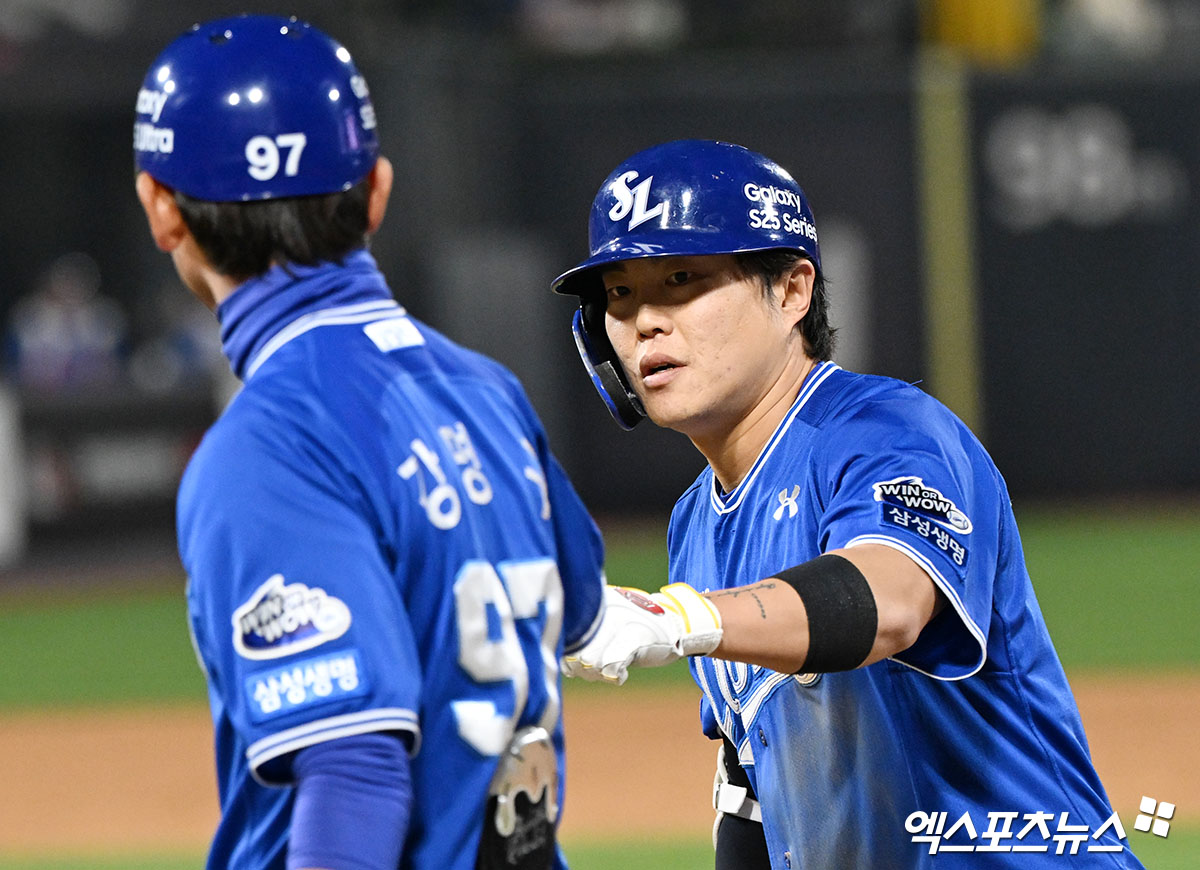 11일 오후 수원KT위즈파크에서 열린 '2025 신한 SOL Bank KBO리그' 삼성 라이온즈와 KT 위즈의 경기, 7회초 무사 2,3루 삼성 류지혁이 1타점 희생플라이 타구를 날린 후 강명구 코치와 주먹을 맞대고 있다. 엑스포츠뉴스 DB