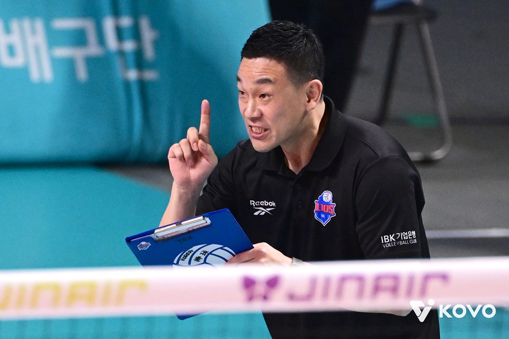 여오현 감독 대행이 이끄는 여자프로배구 IBK기업은행이 15일 서울 장충체육관에서 열린 진에어 2025-2026 V리그 여자부 4라운드 GS칼텍스와의 원정 경기에서 세트 스코어 3-1로 승리, 5연승을 질주했다. 사진 한국배구연맹