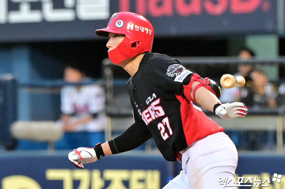 15일 오후 서울 송파구 잠실야구장에서 열린 '2025 신한 SOL Bank KBO리그' KIA 타이거즈와 두산 베어스의 경기, 4회초 1사 1,3루 KIA 김호령이 2타점 2루타를 날리고 있다. 엑스포츠뉴스 DB