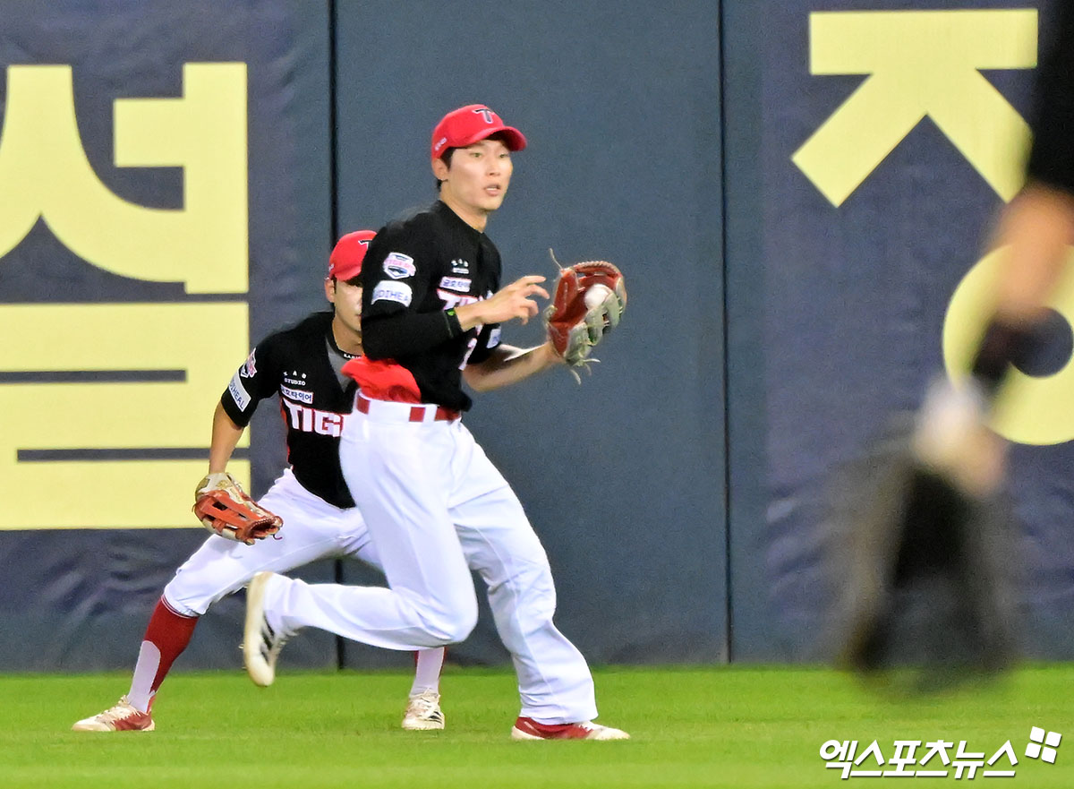 15일 오후 서울 송파구 잠실야구장에서 열린 '2025 신한 SOL Bank KBO리그' KIA 타이거즈와 두산 베어스의 경기, 8회말 무사 1루 KIA 김호령이 두산 박준순의 타구를 잡아내고 있다. 엑스포츠뉴스 DB