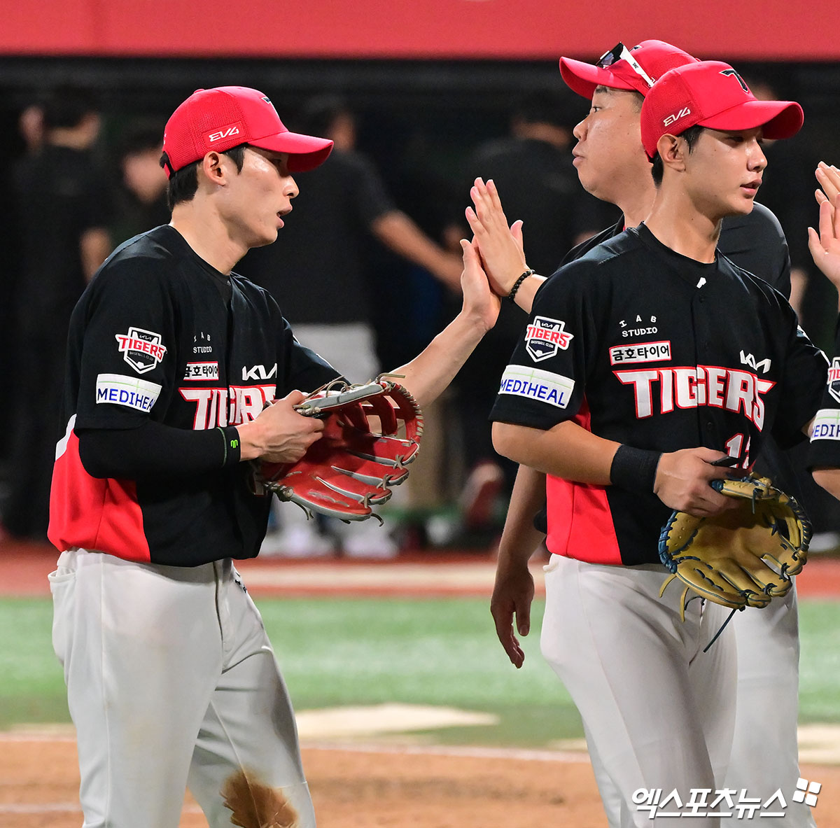 29일 오후 수원KT위즈파크에서 열린 '2025 신한 SOL Bank KBO리그' KIA 타이거즈와 KT 위즈의 경기, KIA가 6회 7점을 뽑아내는 빅이닝을 만들며 KT에 10:1 승리를 거뒀다.  이날 경기에서 승리한 KIA 이범호 감독이 김호령과 하이파이브를 하고 있다. 엑스포츠뉴스 DB