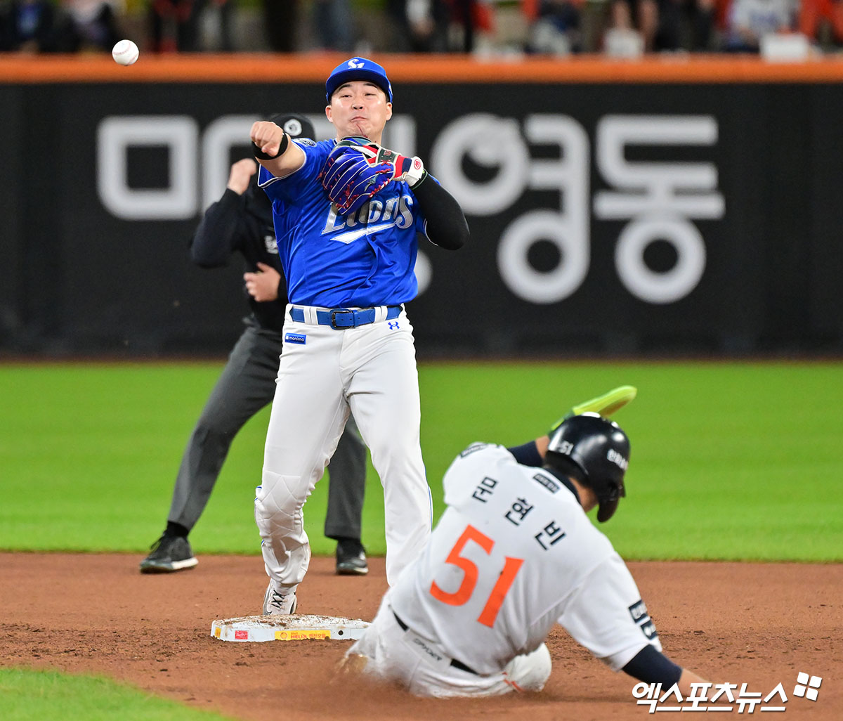 24일 오후 대전 한화생명 볼파크에서 열린 '2025 신한 SOL Bank KBO 포스트시즌' 삼성 라이온즈와 한화 이글스의 플레이오프 5차전 경기, 6회말 1사 만루 삼성 전병우가 한화 채은성의 내야땅볼때 문현빈을 포스아웃 시킨 후 1루로 송구하고 있다. 엑스포츠뉴스 DB