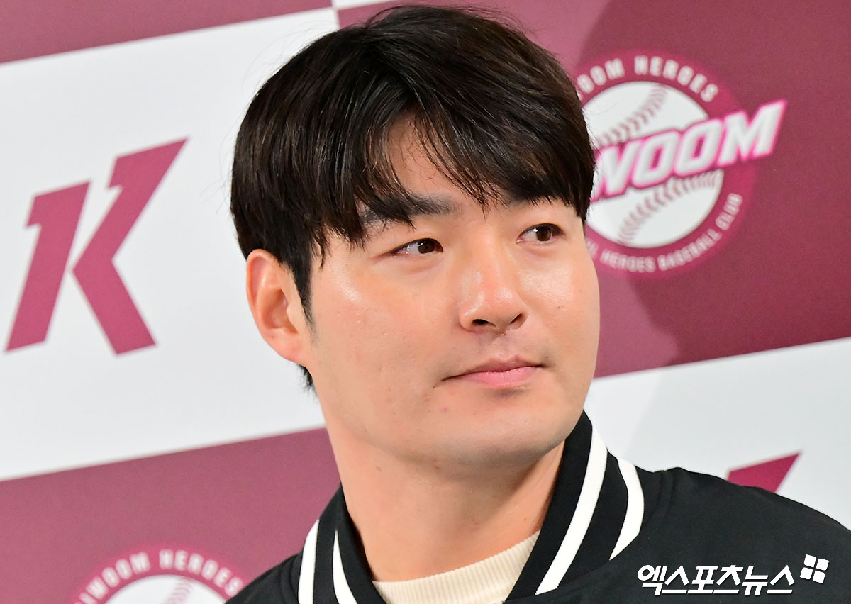 박병호 키움 히어로즈 잔류군 총괄코치가 15일 서울 고척스카이돔에서 열린 기자회견에 앞서 인사하고 있다. 사진 김한준 기자