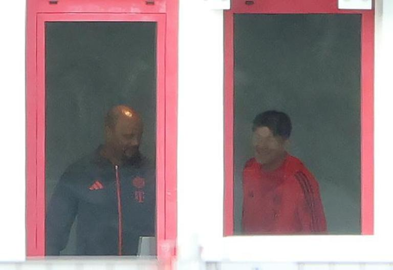 바이에른 뮌헨 센터백 김민재가 뱅상 콤파니 감독과의 개인 면담 효과를 톡톡히 보며 시즌 최고의 활약을 펼쳤다. 하지만 현지 유력 매체는 김민재를 여전히 '3옵션 수비수'로 분류하며 냉정한 평가를 유지했다. 독일 최고 축구 전문지 키커는 지난 여름 구단이 김민재의 매각을 고려했던 것과 김민재가 잔류를 선택해 2028년까지 계약이 남아있는 상황 등을 언급하며 현재로서는 김민재가 주전 경쟁에서 한 발 밀려있다는 점을 강조했다. SNS