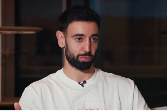 맨체스터 유나이티드 캡틴 브루노 페르난데스가 팀의 혼란스러운 상황 속에서도 올드 트래퍼드에 남겠다는 뜻을 분명히 했다. 후벵 아모림 감독의 경질과 구단의 불안정한 운영으로 인해 불거진 1월 이적설을 일축하며 잔류를 확정 짓는 분위기다. SNS