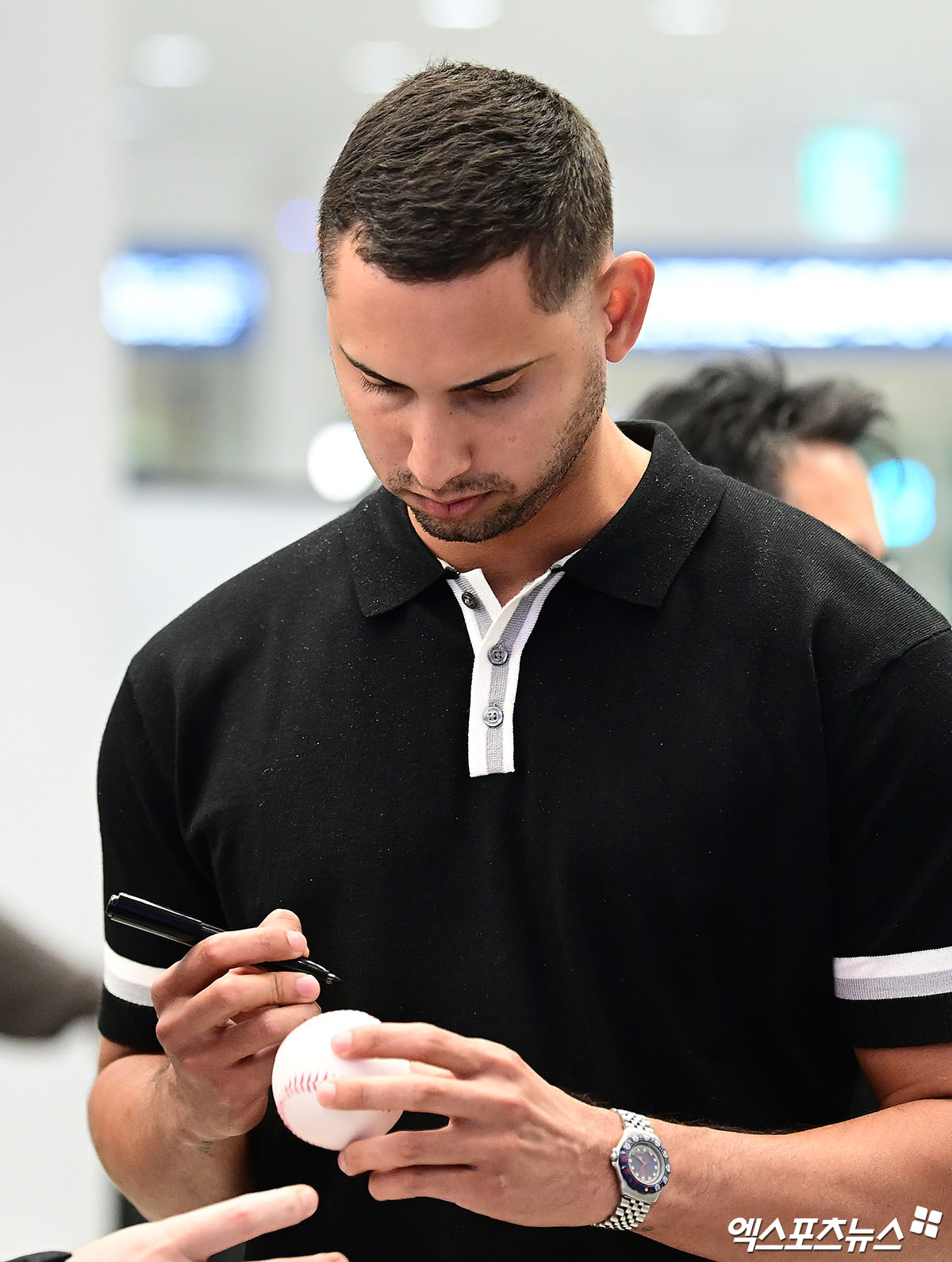 프로야구 한화 이글스의 베네수엘라 출신 외국인 선수 요나단 페라자와 윌켈 에르난데스가 16일 오후 인천국제공항을 통해 입국했다.   에르난데스가 입국장에서 팬에게 사인을 해주고 있다. 인천공항, 박지영 기자
