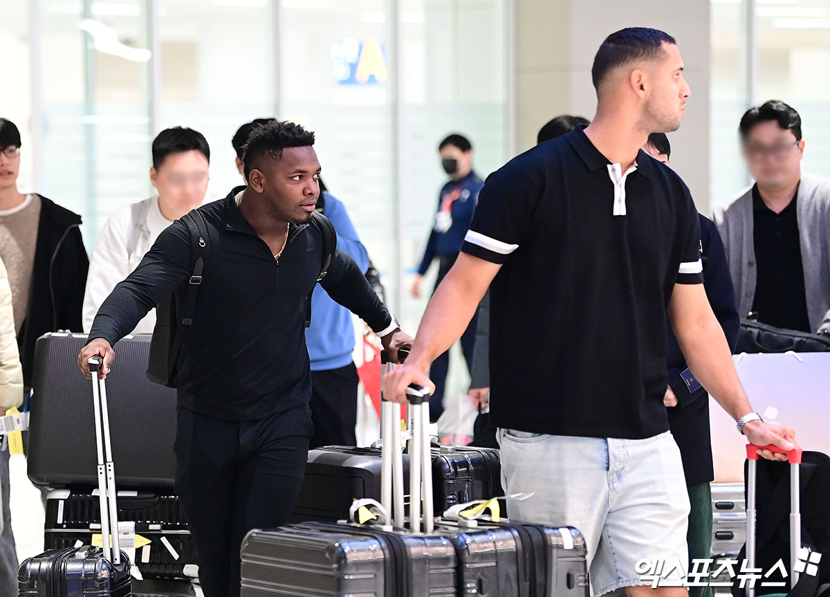 프로야구 한화 이글스의 베네수엘라 출신 외국인 선수 요나단 페라자와 윌켈 에르난데스가 16일 오후 인천국제공항을 통해 입국했다.   페라자, 에르난데스가 입국장을 나서고 있다. 인천공항, 박지영 기자