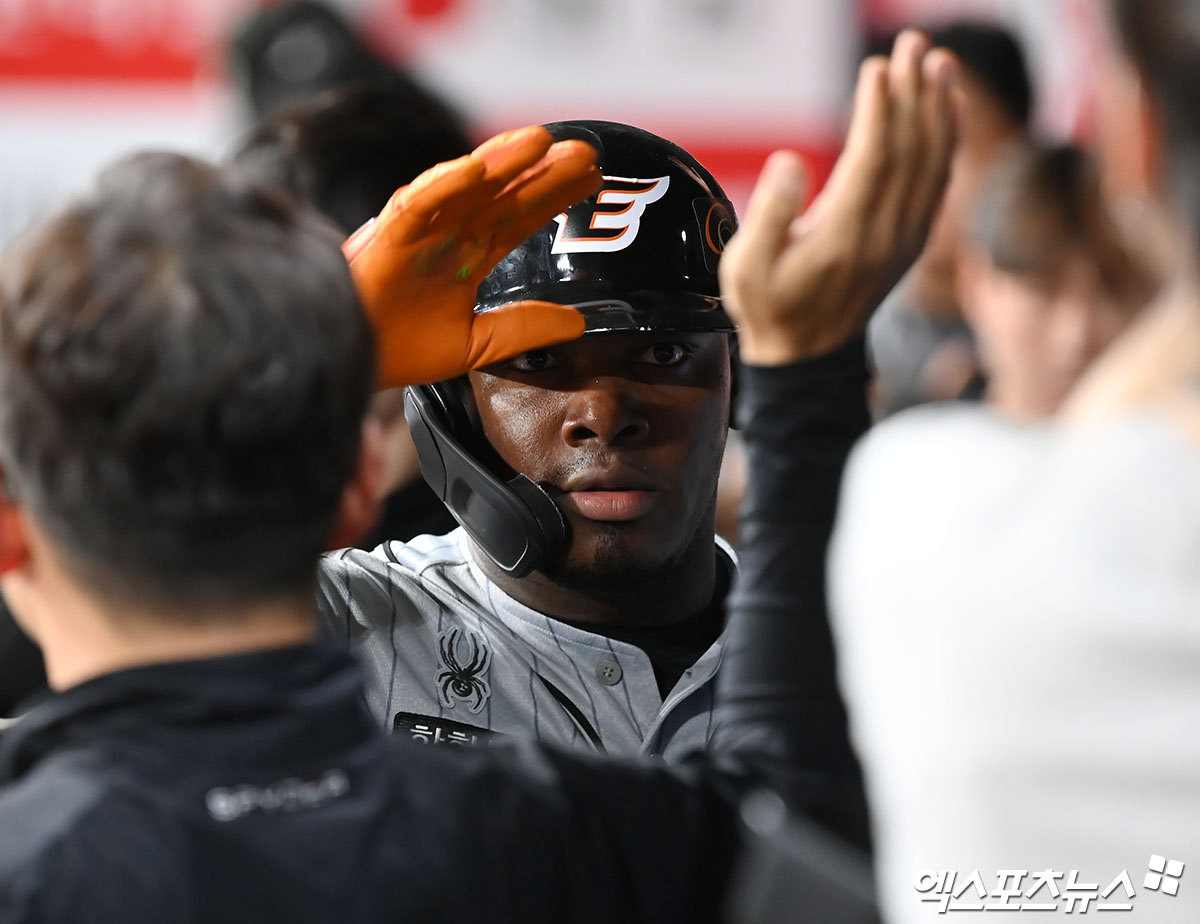 9일 오후 서울 구로구 고척스카이돔에서 열린 '2024 신한 SOL Bank KBO리그' 한화 이글스와 키움 히어로즈의 경기, 3회초 1사 한화 페라자가 솔로 홈런을 날린 후 더그아웃에서 하이파이브를 하고 있다. 2년 만에 한화와 재계약한 페라자는 미국의 베네수엘라 공습으로 한화 스프링캠프 합류가 불투명했으나 전날 파나마로 이동한 뒤 네덜란드를 거쳐 서울에 오는 루트로 한국 입국에 성공했다. 페라자는 대전에서 체류하면서 몸을 만들다가 호주 멜버른 전훈지로 향한다. 엑스포츠뉴스 DB