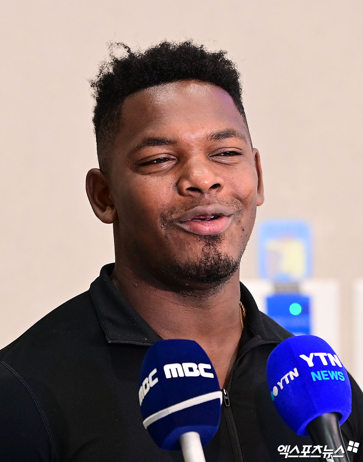 프로야구 한화 이글스의 베네수엘라 출신 외국인 선수 요나단 페라자와 윌켈 에르난데스가 16일 오후 인천국제공항을 통해 입국했다. 페라자가 입국장에서 취재진과 인터뷰를 나누고 있다. 2년 만에 한화와 재계약한 페라자는 미국의 베네수엘라 공습으로 한화 스프링캠프 합류가 불투명했으나 전날 파나마로 이동한 뒤 네덜란드를 거쳐 서울에 오는 루트로 한국 입국에 성공했다. 페라자는 대전에서 체류하면서 몸을 만들다가 호주 멜버른 전훈지로 향한다. 인천공항, 박지영 기자