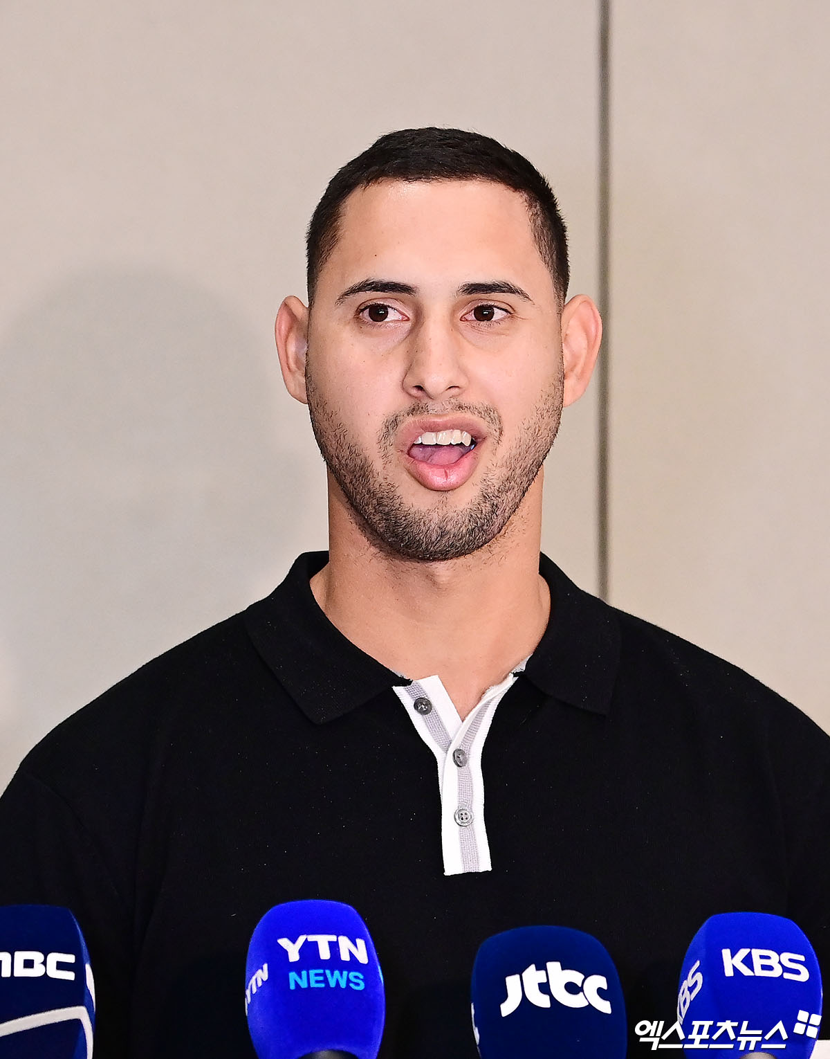 프로야구 한화 이글스의 베네수엘라 출신 외국인 선수 요나단 페라자와 윌켈 에르난데스가 16일 오후 인천국제공항을 통해 입국했다.   에르난데스가 입국장에서 취재진과 인터뷰를 나누고 있다. 인천공항, 박지영 기자