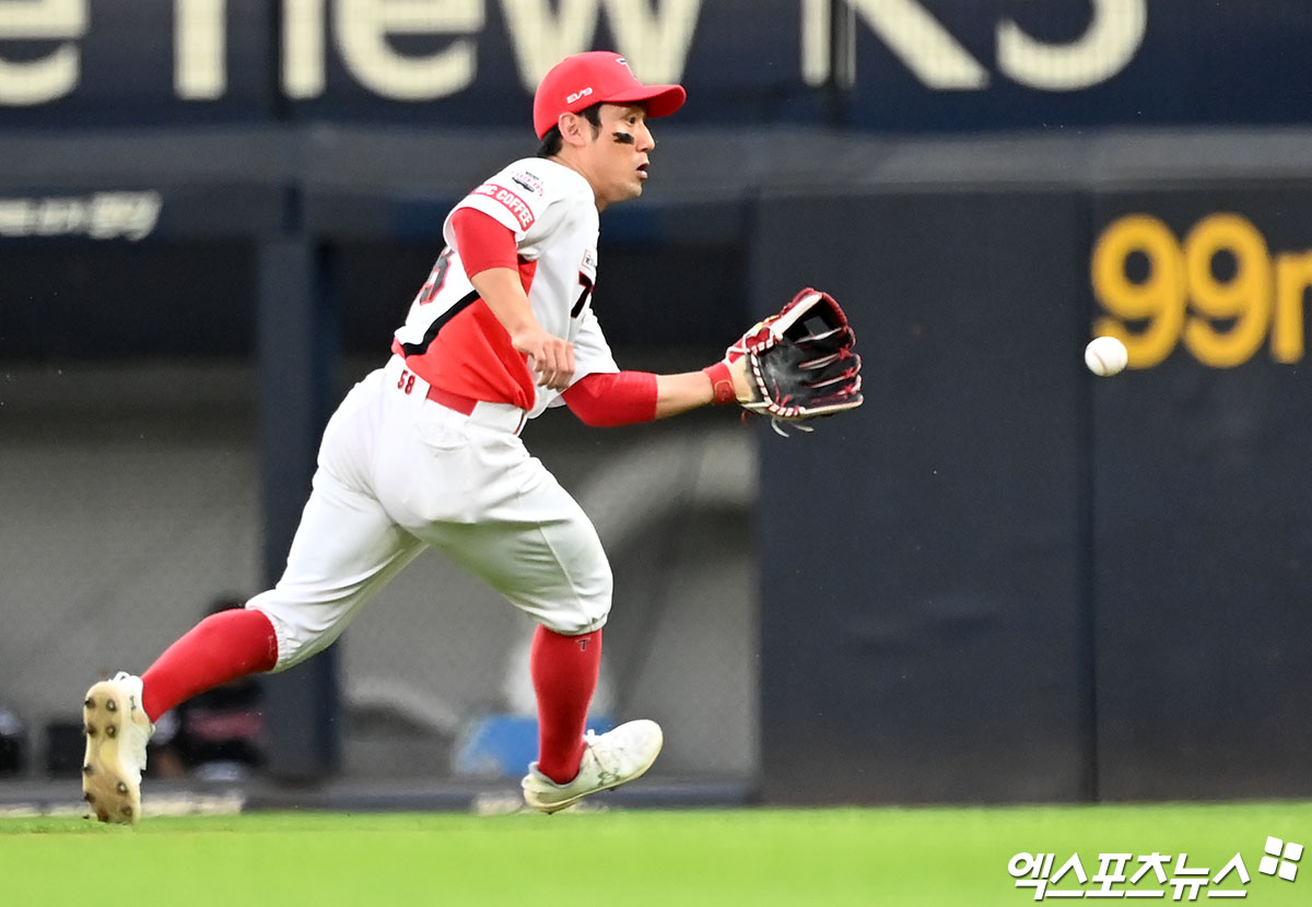 키움 히어로즈가 내야수 서건창과 연봉 1억2000만원에 선수 계약을 체결했다. 이번 계약으로 서건창은 2021년 이후 5년 만에 히어로즈 유니폼을 다시 입게 됐다. 키움은 히어로즈의 문화와 시스템을 잘 이해하고 있는 서건창이 이번 겨울을 잘 준비하면 경쟁력을 보여줄 것으로 기대하고 있다. 엑스포츠뉴스 DB