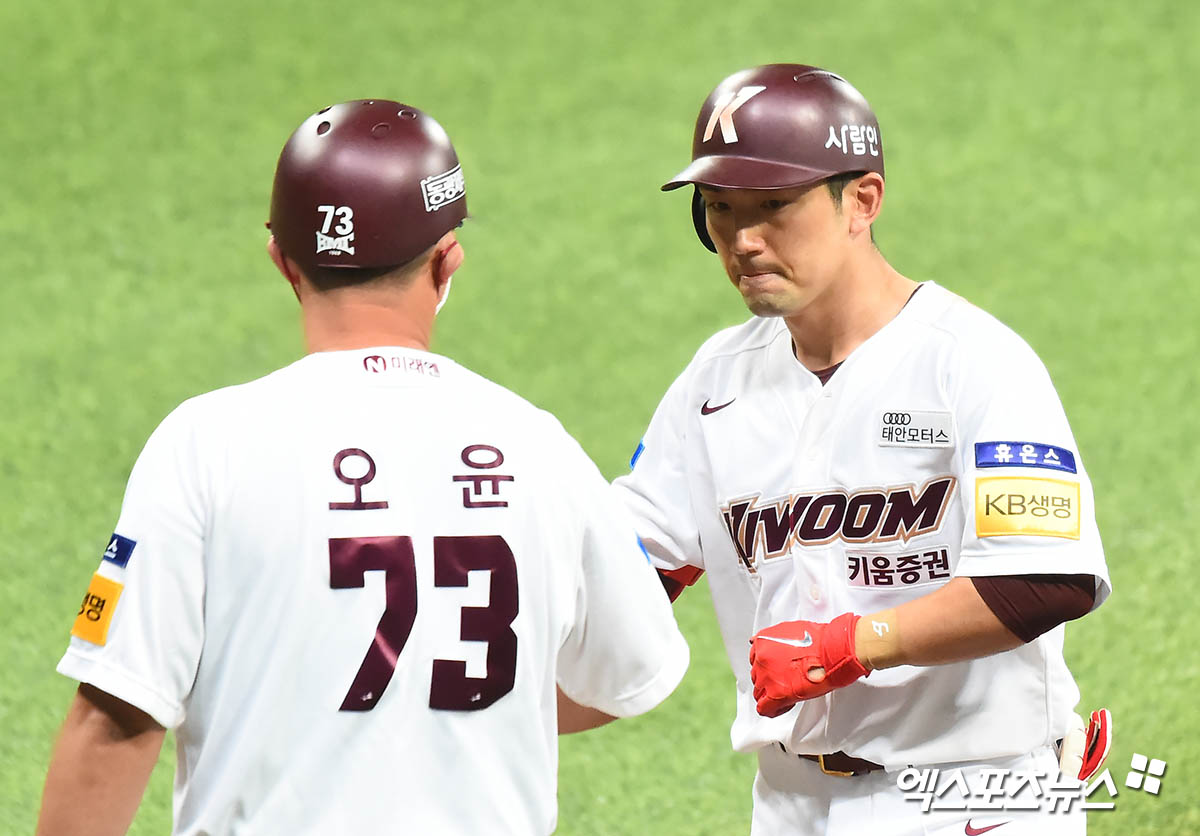 키움 히어로즈가 내야수 서건창과 연봉 1억2000만원에 선수 계약을 체결했다. 이번 계약으로 서건창은 2021년 이후 5년 만에 히어로즈 유니폼을 다시 입게 됐다. 키움은 히어로즈의 문화와 시스템을 잘 이해하고 있는 서건창이 이번 겨울을 잘 준비하면 경쟁력을 보여줄 것으로 기대하고 있다. 엑스포츠뉴스 DB