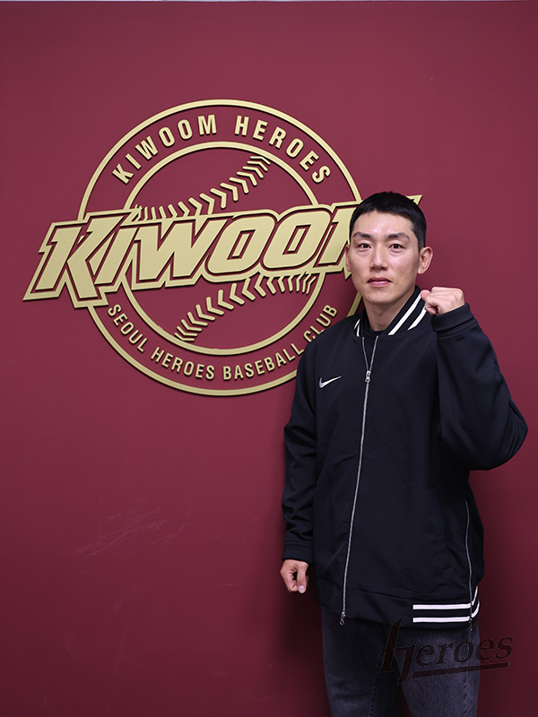 키움 히어로즈가 내야수 서건창과 연봉 1억2000만원에 선수 계약을 체결했다. 이번 계약으로 서건창은 2021년 이후 5년 만에 히어로즈 유니폼을 다시 입게 됐다. 키움은 히어로즈의 문화와 시스템을 잘 이해하고 있는 서건창이 이번 겨울을 잘 준비하면 경쟁력을 보여줄 것으로 기대하고 있다. 키움 히어로즈