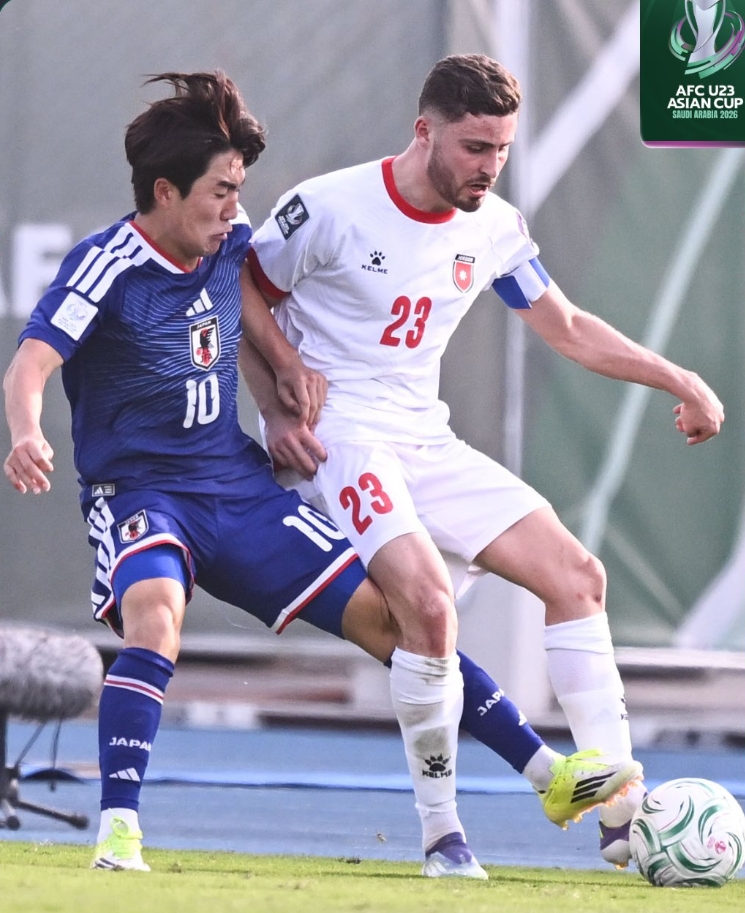 일본 23세 이하(U-23) 축구 국가대표팀은 14일(한국시간) 사우디아라비아 제다에 위치한 킹 압둘라 스포츠 시티에서 열린 요르단과의 2026 아시아축구연맹(AFC) U-23 아시안컵 조별리그 8강전에서 120분 혈투 끝에 승부차기에서 4-2 진땀승을 거뒀다. 일본은 요르단과 연장전을 포함해 120분 경기를 펼쳤지만 1-1로 비기면서 승부차기에 돌입했고, 승부차기에서 아라키 루이 골키퍼가 두 번이나 선방하면서 준결승행 티켓을 거머쥐었다. AFC