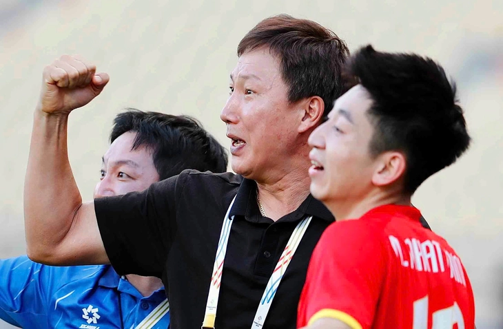 김상식 매직'이 다시 한번 아시아를 강타했다. 베트남 23세 이하(U-23) 축구대표팀이 중동 강호 아랍에미리트(UAE)를 꺾고 8년 만에 아시안컵 4강에 진출하는 기염을 토했다. 베트남은 17일(한국시간) 사우디아라비아 제다의 프린스 압둘라 알 파이살 스포츠시티 스타디움에서 열린 2026 아시아축구연맹(AFC) U-23 아시안컵 8강전에서 UAE와 연장전까지 가는 120분 혈투 끝에 3-2로 승리했다. 이로써 베트남은 박항서 전 감독이 지휘하던 지난 2018년 중국 대회(준우승) 이후 8년 만에 4강 무대를 밟게 됐다. AFC