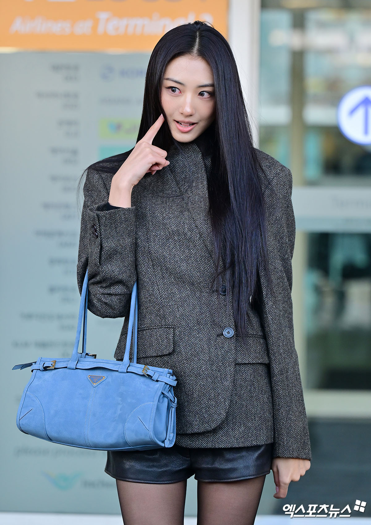 미야오 가원이 출국하고 있다.