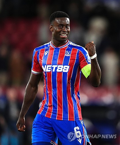 주축 수비수들의 연이은 부상으로 비상이 걸린 맨체스터 시티가 크리스털 팰리스의 캡틴이자 잉글랜드 국가대표 센터백 마크 게히를 영입하며 급한 불을 끄게 됐다. 유럽 축구 이적시장 전문가 파브리치오 로마노는 16일(한국시간) 맨체스터 시티가 마크 게히 영입에 합의했다면서 이적이나 계약이 확정적일 때 쓰는 'HERE WE GO!'를 덧붙였다. 축구계 최고의 공신력을 자랑하는 영국 공영방송 BBC 역시 맨시티가 게히 영입에 대한 원칙적 합의에 도달했다고 보도했다. 연합뉴스