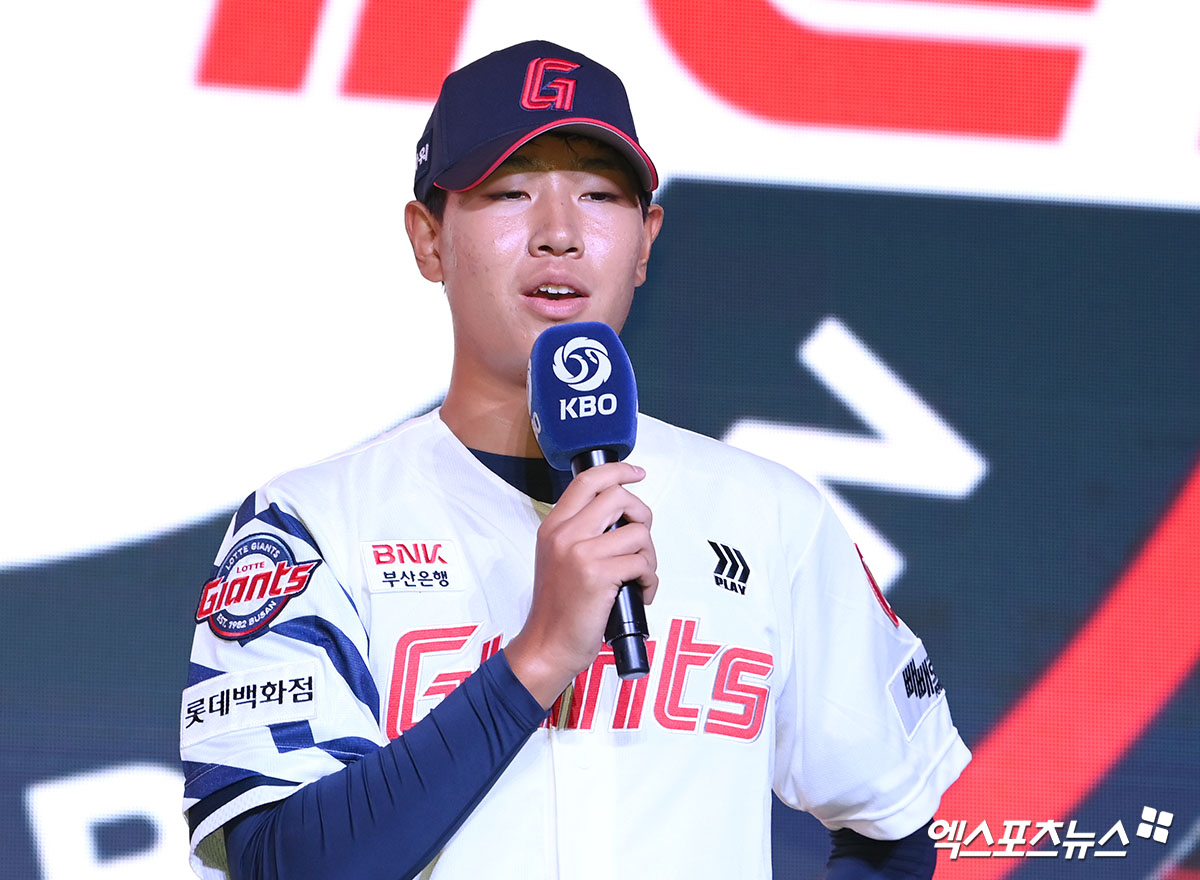 2026 KBO리그 신인드래프트에서 1라운드 전체 4순위로 롯데 자이언츠에 지명된 신인 투수 신동건. 사진 엑스포츠뉴스 DB