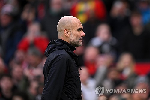 사령탑 교체라는 강수를 둔 맨체스터 유나이티드가 최대 라이벌 맨체스터 시티를 꺾고 완벽한 반전의 신호탄을 쏘아 올렸다. 맨유는 17일(한국시간) 영국 맨체스터의 올드 트래퍼드에서 열린 2025-2026시즌 잉글리시 프리미어리그(EPL) 22라운드 맨시티와의 홈 경기에서 브라이언 음뵈모와 패트릭 도르구의 연속골에 힘입어 2-0 완승을 거뒀다. 연합뉴스