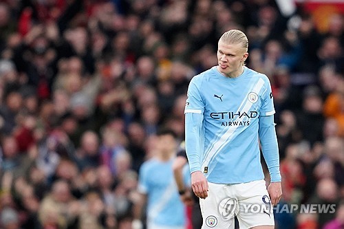 사령탑 교체라는 강수를 둔 맨체스터 유나이티드가 최대 라이벌 맨체스터 시티를 꺾고 완벽한 반전의 신호탄을 쏘아 올렸다. 맨유는 17일(한국시간) 영국 맨체스터의 올드 트래퍼드에서 열린 2025-2026시즌 잉글리시 프리미어리그(EPL) 22라운드 맨시티와의 홈 경기에서 브라이언 음뵈모와 패트릭 도르구의 연속골에 힘입어 2-0 완승을 거뒀다. 연합뉴스