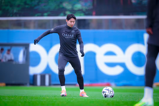 스페인 라리가의 강호 아틀레티코 마드리드가 대한민국 국가대표 미드필더 이강인 영입을 위해 구단 수뇌부를 파견하는 등 총력전을 펼쳤다. 그러나 소속팀 파리 생제르맹(PSG)의 완강한 거절에 부딪혀 사실상 무산됐다. 마테우 알레마니 아틀레티코 단장이 파리를 직접 방문한 사실이 알려졌으나 PSG는 이강인을 장기 프로젝트의 핵심 자원으로 분류하고 있어 붙잡겠다는 입장이다. PSG