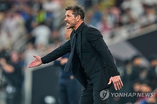 스페인 라리가의 강호 아틀레티코 마드리드가 대한민국 국가대표 미드필더 이강인 영입을 위해 구단 수뇌부를 파견하는 등 총력전을 펼쳤다. 그러나 소속팀 파리 생제르맹(PSG)의 완강한 거절에 부딪혀 사실상 무산됐다. 마테우 알레마니 아틀레티코 단장이 파리를 직접 방문한 사실이 알려졌으나 PSG는 이강인을 장기 프로젝트의 핵심 자원으로 분류하고 있어 붙잡겠다는 입장이다. 연합뉴스