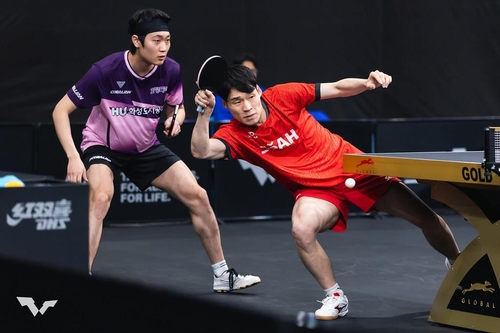 한국 남자 탁구의 '간판' 장우진(세아)-조대성(화성도시공사) 조가 중국의 견고한 만리장성을 보란 듯이 무너뜨렸다. 장우진-조대성 조는 18일(한국시간) 카타르 도하에서 열린 WTT 스타 컨텐더 도하 2026 남자복식 결승전에서 중국의 황유정-웬루이보 조를 상대로 풀게임 접전 끝에 3-2(5-11 11-8 11-6 5-11 11-9)로 짜릿한 역전승을 거뒀다. 스타 컨텐더는 그랜드 스매시, 챔피언스에 이어 세 번째로 높은 등급의 대회로 총상금 30만 달러(약 4억4265만원)가 걸려 있는 권위 있는 무대다. WTT
