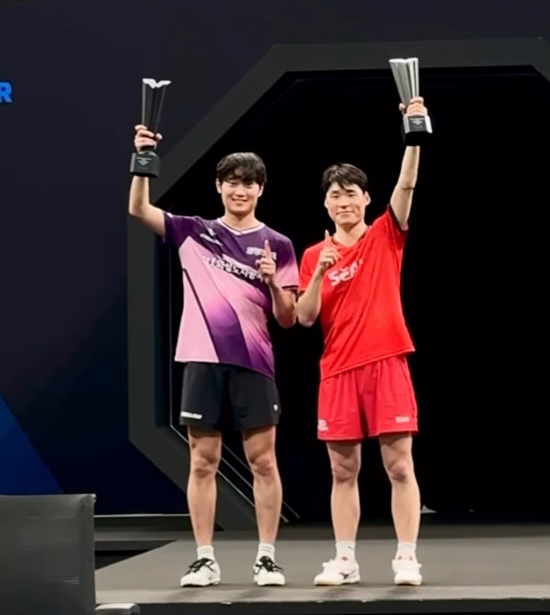 한국 남자 탁구의 '간판' 장우진(세아)-조대성(화성도시공사) 조가 중국의 견고한 만리장성을 보란 듯이 무너뜨렸다. 장우진-조대성 조는 18일(한국시간) 카타르 도하에서 열린 WTT 스타 컨텐더 도하 2026 남자복식 결승전에서 중국의 황유정-웬루이보 조를 상대로 풀게임 접전 끝에 3-2(5-11 11-8 11-6 5-11 11-9)로 짜릿한 역전승을 거뒀다. 스타 컨텐더는 그랜드 스매시, 챔피언스에 이어 세 번째로 높은 등급의 대회로 총상금 30만 달러(약 4억4265만원)가 걸려 있는 권위 있는 무대다. WTT