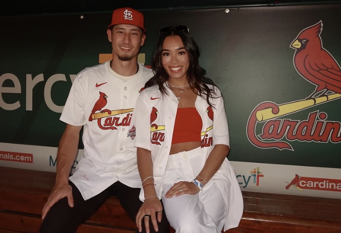 세인트루이스 카디널스 투수 라일리 오브라이언이 한국 대표팀 소속으로 2026 월드베이스볼클래식(WBC)에 참가할 전망이다. 미국 매체 '세인트루이스 포스트-디스패치'의 데릭 굴드는 18일(한국시간) '오브라이언은 WBC에서 한국 대표팀으로 등판할 계획이라고 밝혔다. 그는 한국 국가대표팀의 초청을 수락했으며, 현재 봄 일정과 아시아에서 열리는 WBC 1라운드에 맞춰 이동 계획을 조율 중이다'라고 했다. 그는 미국인 아버지와 한국인 어머니 사이에서 태어난 한국계 미국인이다. '준영'이라는 한국식 미들네임도 갖고 있다. 지난해 류지현 대표팀 감독과 접촉해 태극마크에 관한 긍정적인 이야기를 나눈 것으로 전해졌다. 오브라이언 SNS