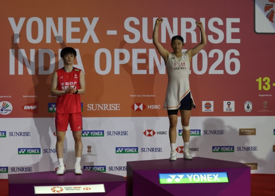 안세영(삼성생명·세계 1위)은 18일(한국시간) 인도 뉴델리에 위치한 인디라 간디 스포츠 콤플렉스에서 열린 2026 세계배드민턴연맹(BWF) 월드투어 인도 오픈(슈퍼 750) 여자 단식 결승전에서 중국의 왕즈이(세계 2위)를 게임스코어 2-0(21-13 21-11)으로 제압하고 우승을 차지했다. 안세영은 최근 덴마크 오픈, 프랑스 오픈(이상 슈퍼 705), 호주 오픈(슈퍼 500), 월드투어 파이널, 말레이시아 오픈(슈퍼 1000), 그리고 인도 오픈을 연달아 우승해 21세기 단식 선수 최장 연속 우승 기록과 타이를 이뤘다. 연합뉴스