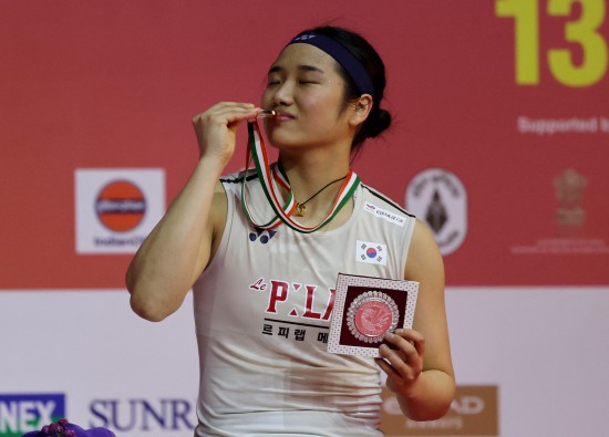 안세영(삼성생명·세계 1위)은 18일(한국시간) 인도 뉴델리에 위치한 인디라 간디 스포츠 콤플렉스에서 열린 2026 세계배드민턴연맹(BWF) 월드투어 인도 오픈(슈퍼 750) 여자 단식 결승전에서 중국의 왕즈이(세계 2위)를 게임스코어 2-0(21-13 21-11)으로 제압하고 우승을 차지했다. 안세영은 최근 덴마크 오픈, 프랑스 오픈(이상 슈퍼 705), 호주 오픈(슈퍼 500), 월드투어 파이널, 말레이시아 오픈(슈퍼 1000), 그리고 인도 오픈을 연달아 우승해 21세기 단식 선수 최장 연속 우승 기록과 타이를 이뤘다. 연합뉴스