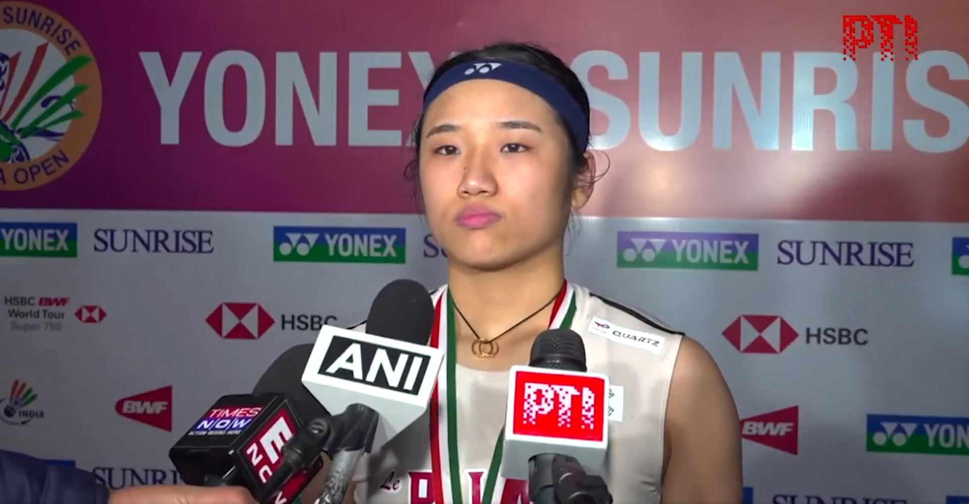 안세영은 18일(한국시간) 인도 뉴델리 인디라 간디 스포츠 콤플렉스에서 열린 2026 세계배드민턴연맹(BWF) 월드투어 인도 오픈(슈퍼 750) 여자 단식 결승에서 세계랭킹 2위 왕즈이(중국)를 43분 만에 2-0(21-13 21-11)으로 완파하고 우승을 차지했다. 경기가 끝나고 안세영은 취재진이 자신을 이길 수 있는 비결을 묻자 최대한 지지 않으려고 할 것이고, 모든 선수들이 나를 상대하기 열심히 준비하고, 절대 지지 않으려고 하는 게 선수로서 해야 할 일이라고 생각한다고 답했다. PTI