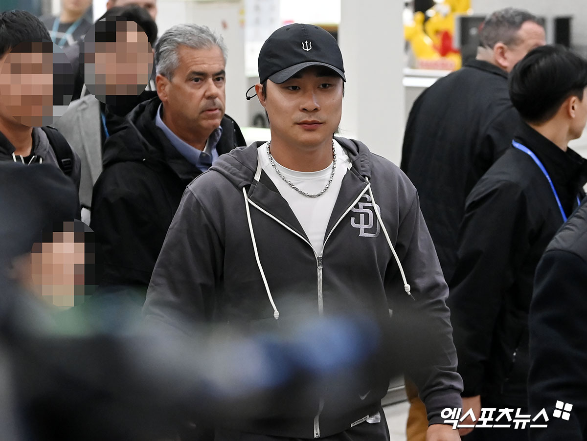 미국 메이저리그 애틀랜타 브레이브스 구단이 19일 김하성이 수술을 받았다고 발표했다. 김하성은 지난주 빙판길에서 미끄러지면서 오른손 중지를 다쳤고, 오른손 중지 파열 진단을 받으면서 수술대에 올랐다. 회복까지 4~5개월이 소요될 것이라는 게 구단의 설명이다. 엑스포츠뉴스 DB