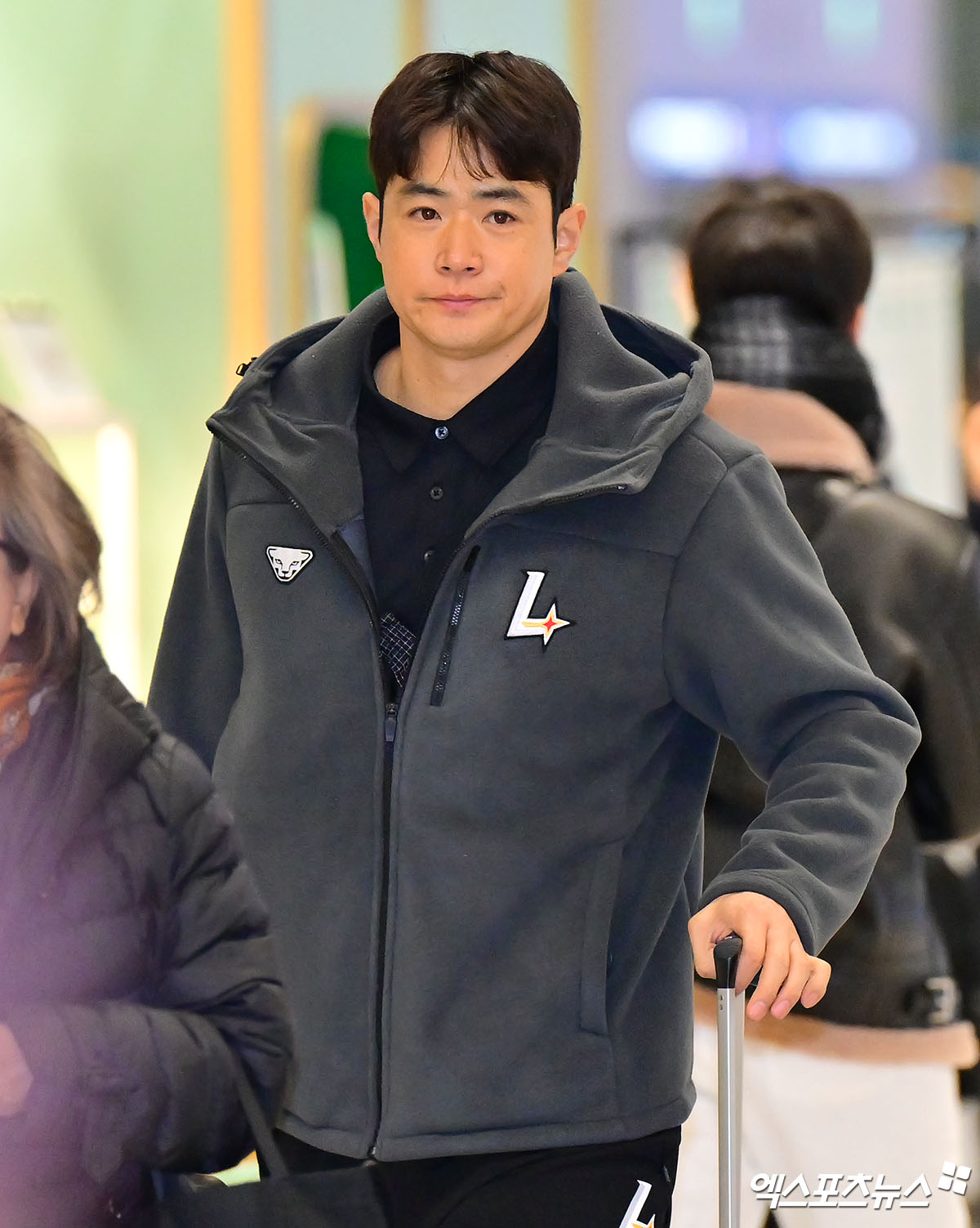 2026시즌 스프링캠프 1차 훈련 나서는 SSG 선발대가 19일 오전 인천국제공항을 통해 미국 플로리다로 출국했다.  출국장으로 향하는 김재환. 인천공항, 김한준 기자