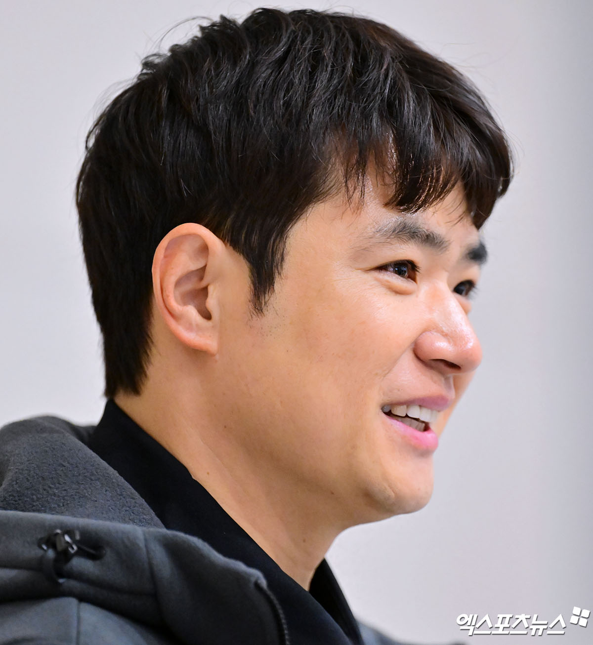 2026시즌 스프링캠프 1차 훈련 나서는 SSG 선발대가 19일 오전 인천국제공항을 통해 미국 플로리다로 출국했다.  출국 전 인터뷰하는 김재환. 인천공항, 김한준 기자