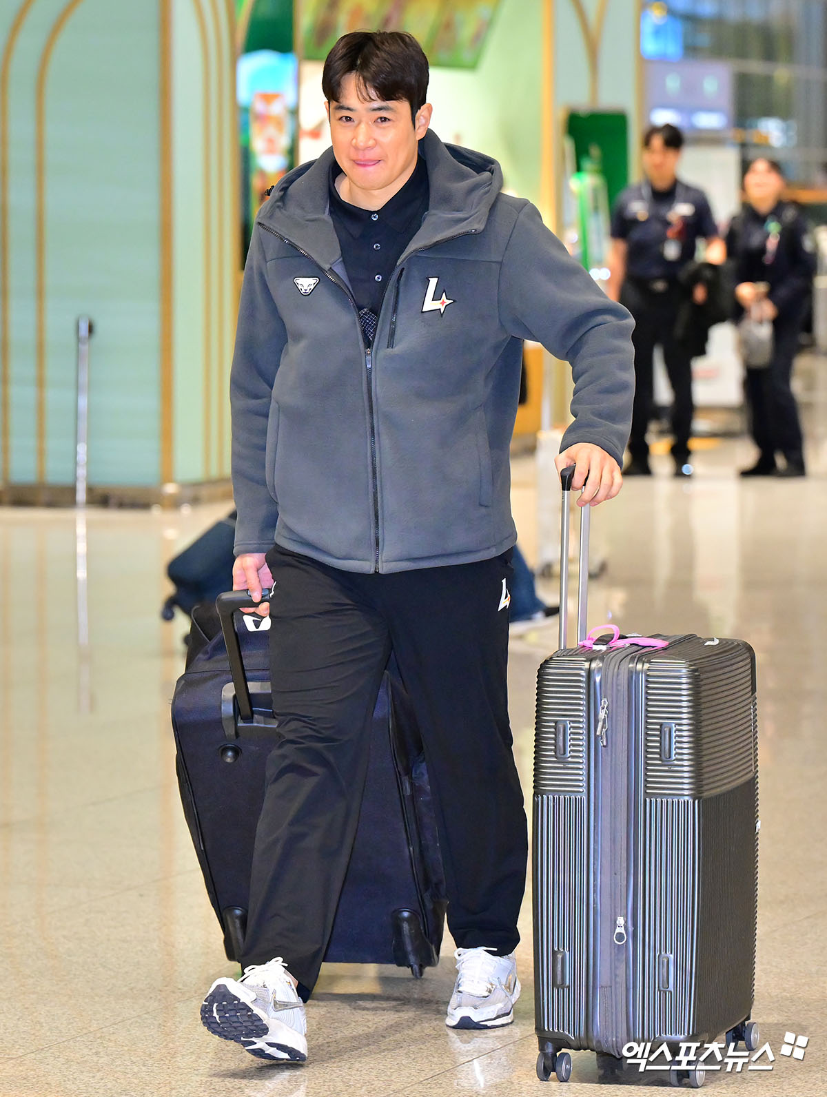 2026시즌 스프링캠프 1차 훈련 나서는 SSG 선발대가 19일 오전 인천국제공항을 통해 미국 플로리다로 출국했다.  출국장으로 향하는 김재환. 인천공항, 김한준 기자