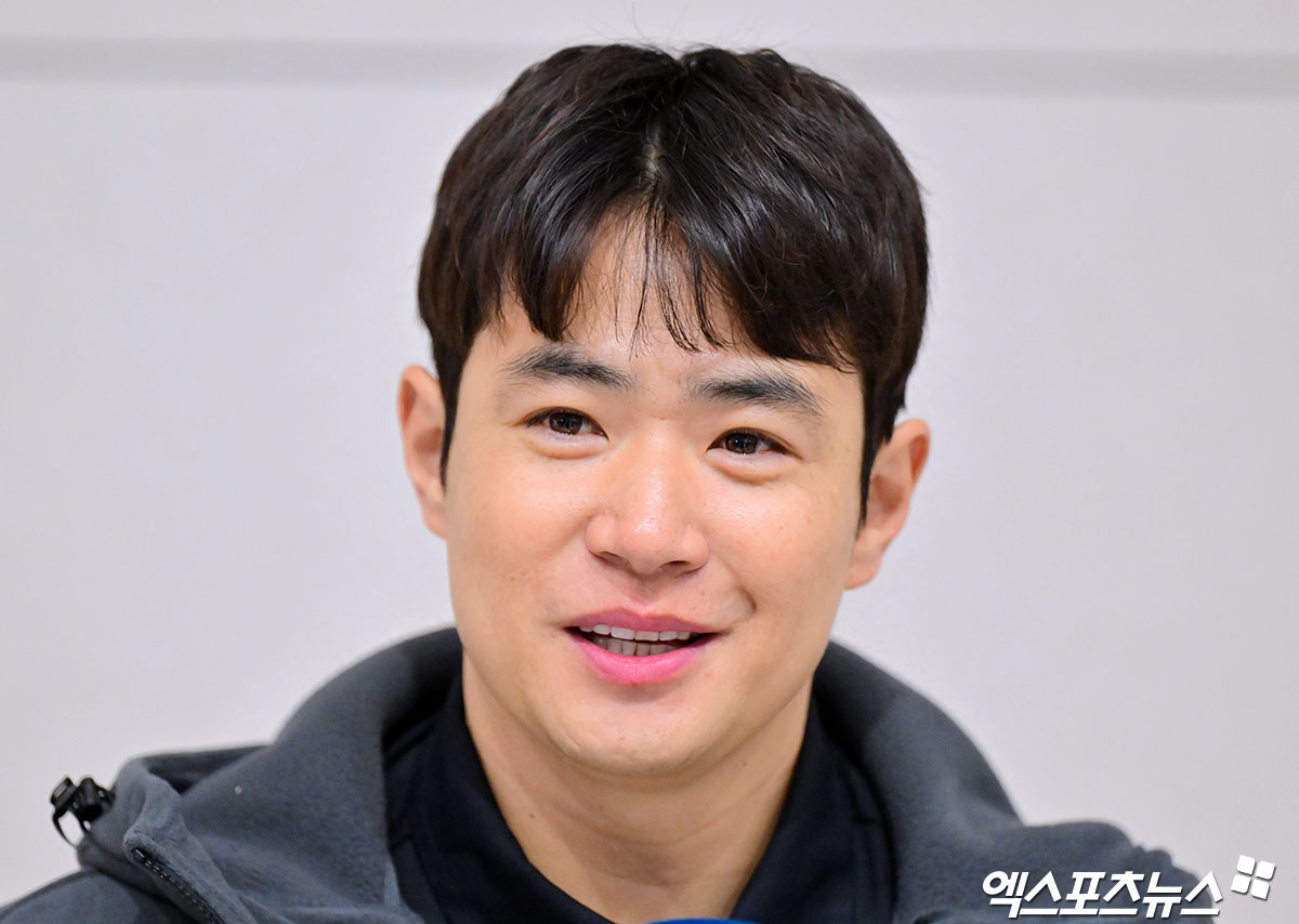 2026시즌 스프링캠프 1차 훈련 나서는 SSG 선발대가 19일 오전 인천국제공항을 통해 미국 플로리다로 출국했다.  출국 전 인터뷰하는 김재환. 인천공항, 김한준 기자