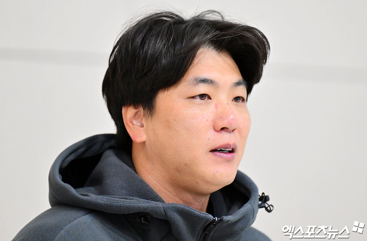 2026시즌 스프링캠프 1차 훈련 나서는 SSG 선발대가 19일 오전 인천국제공항을 통해 미국 플로리다로 출국했다.  출국 전 인터뷰하는 김광현. 인천공항, 김한준 기자