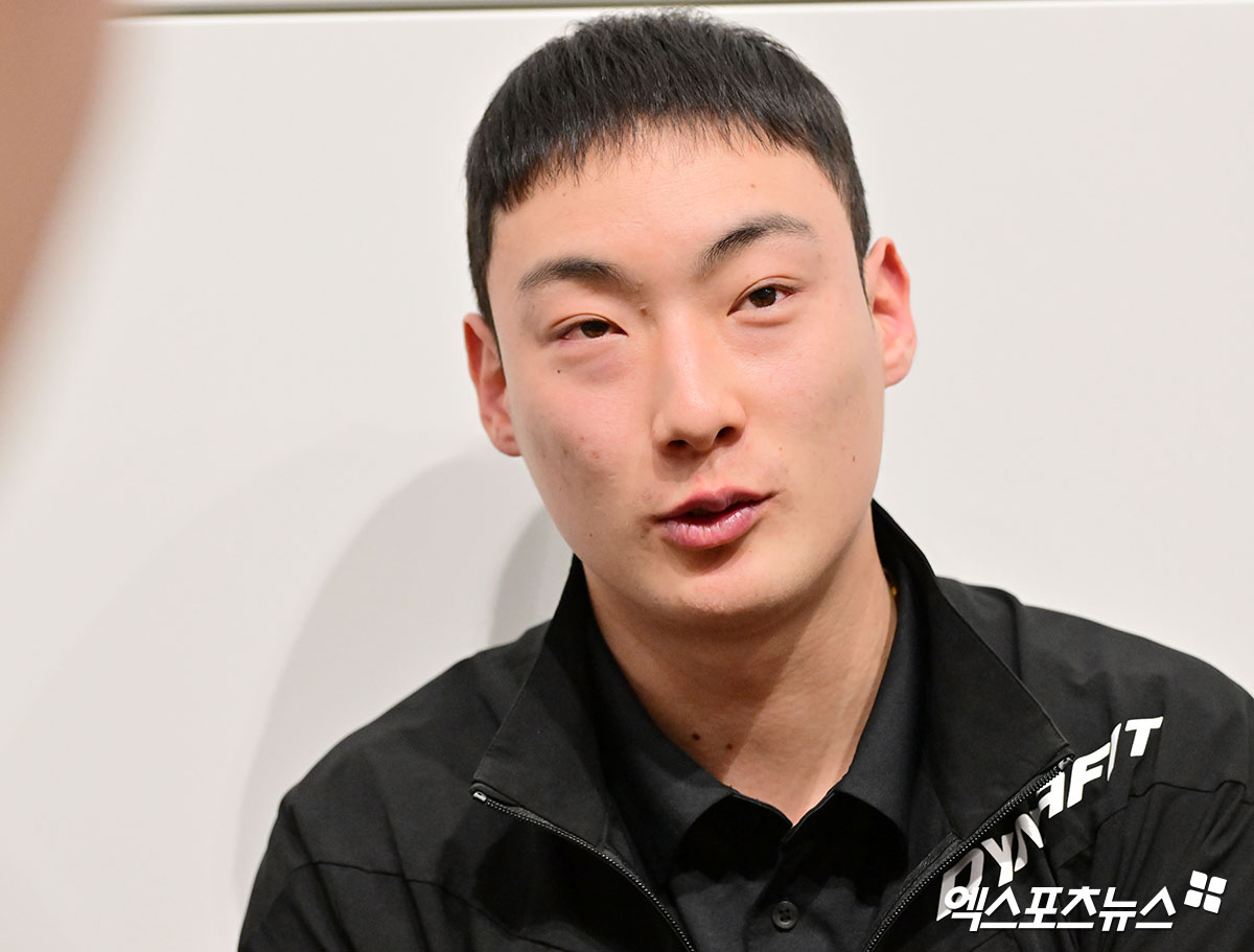 2026시즌 스프링캠프 1차 훈련 나서는 SSG 선발대가 19일 오전 인천국제공항을 통해 미국 플로리다로 출국했다.  출국 전 인터뷰하는 최지훈. 인천공항, 김한준 기자