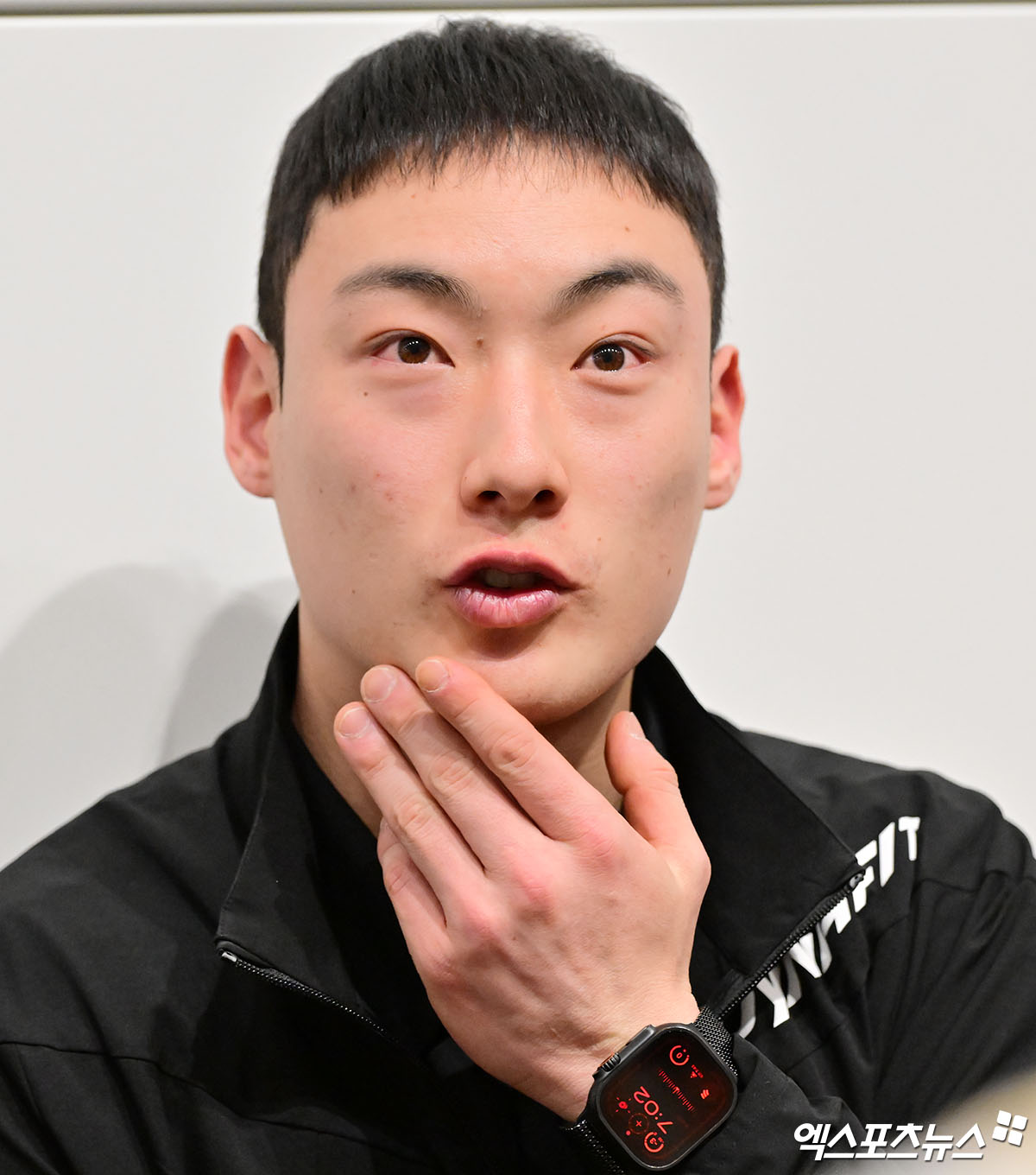 2026시즌 스프링캠프 1차 훈련 나서는 SSG 선발대가 19일 오전 인천국제공항을 통해 미국 플로리다로 출국했다.  출국 전 인터뷰하는 최지훈. 인천공항, 김한준 기자