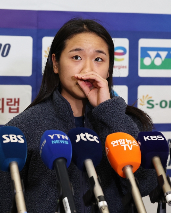 배드민턴 여자 단식 세계랭킹 1위 안세영이 말레이시아 오픈, 인도 오픈을 마무리한 뒤 19일 인천국제공항 제1여객터미널을 통해 귀국했다. 안세영은 말레이시아 오픈 때보다 나아진 몸 상태에 대해 만족감을 드러내면서 매 경기 최선을 다할 것이라고 다짐했다. 안세영은 당분간 휴식을 취한 뒤 다음 달 3~8일 중국에서 열리는 아시아남녀단체배드민턴선수권대회, 3월 열리는 전영 오픈을 대비한다. 연합뉴스