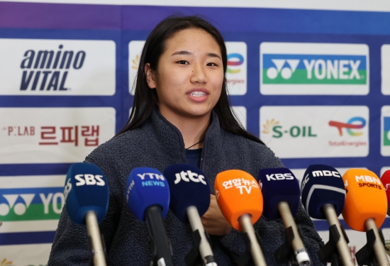 배드민턴 여자 단식 세계랭킹 1위 안세영이 말레이시아 오픈, 인도 오픈을 마무리한 뒤 19일 인천국제공항 제1여객터미널을 통해 귀국했다. 안세영은 말레이시아 오픈 때보다 나아진 몸 상태에 대해 만족감을 드러내면서 매 경기 최선을 다할 것이라고 다짐했다. 안세영은 당분간 휴식을 취한 뒤 다음 달 3~8일 중국에서 열리는 아시아남녀단체배드민턴선수권대회, 3월 열리는 전영 오픈을 대비한다. 연합뉴스