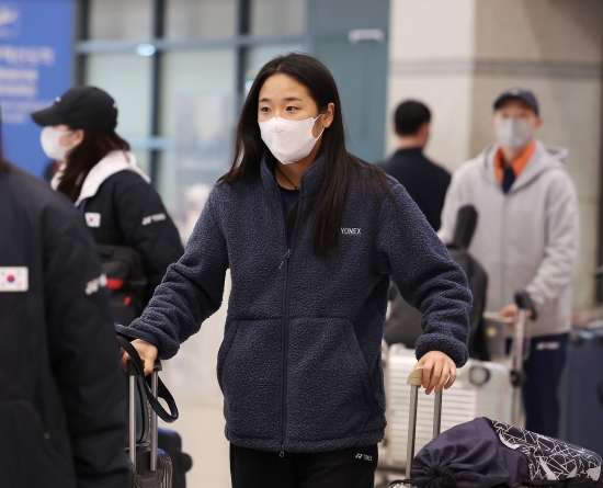 배드민턴 여자 단식 세계랭킹 1위 안세영이 말레이시아 오픈, 인도 오픈을 마무리한 뒤 19일 인천국제공항 제1여객터미널을 통해 귀국했다. 안세영은 말레이시아 오픈 때보다 나아진 몸 상태에 대해 만족감을 드러내면서 매 경기 최선을 다할 것이라고 다짐했다. 안세영은 당분간 휴식을 취한 뒤 다음 달 3~8일 중국에서 열리는 아시아남녀단체배드민턴선수권대회, 3월 열리는 전영 오픈을 대비한다. 연합뉴스