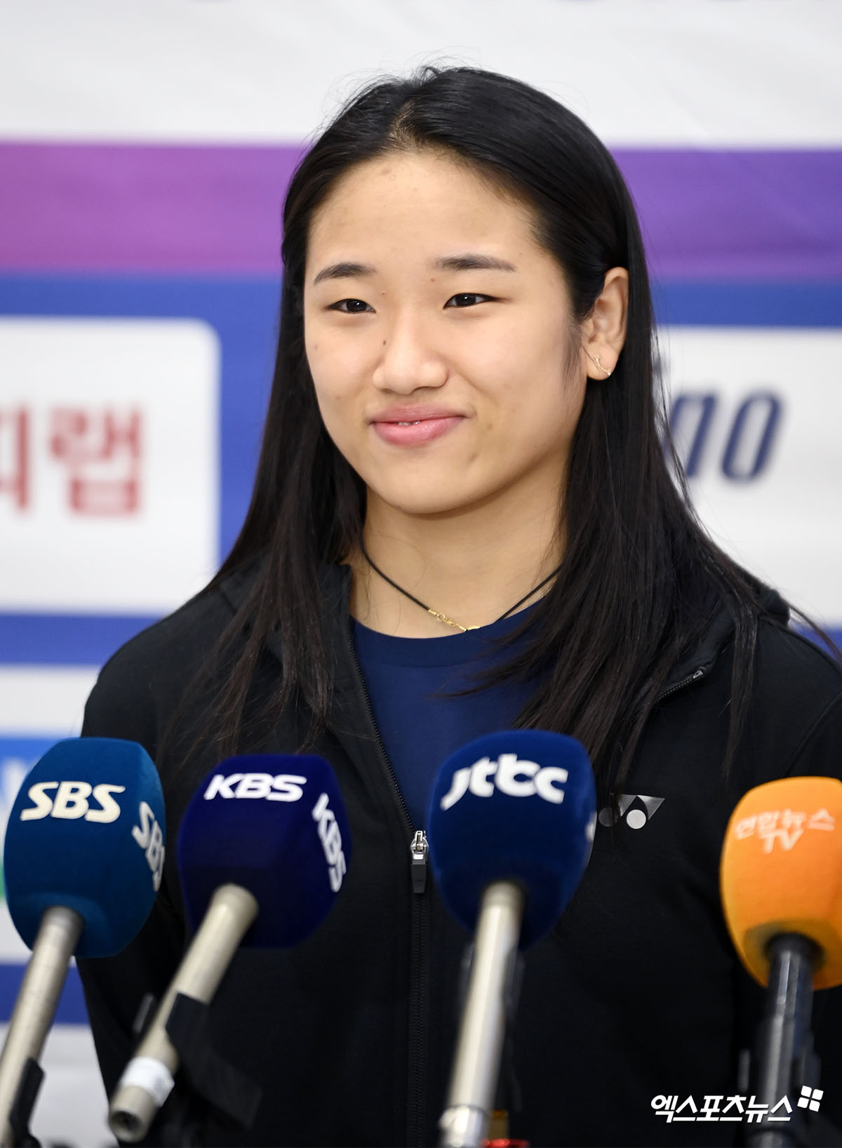 배드민턴 여자 단식 세계랭킹 1위 안세영이 말레이시아 오픈, 인도 오픈을 마무리한 뒤 19일 인천국제공항 제1여객터미널을 통해 귀국했다. 안세영은 말레이시아 오픈 때보다 나아진 몸 상태에 대해 만족감을 드러내면서 매 경기 최선을 다할 것이라고 다짐했다. 안세영은 당분간 휴식을 취한 뒤 다음 달 3~8일 중국에서 열리는 아시아남녀단체배드민턴선수권대회, 3월 열리는 전영 오픈을 대비한다. 엑스포츠뉴스 DB