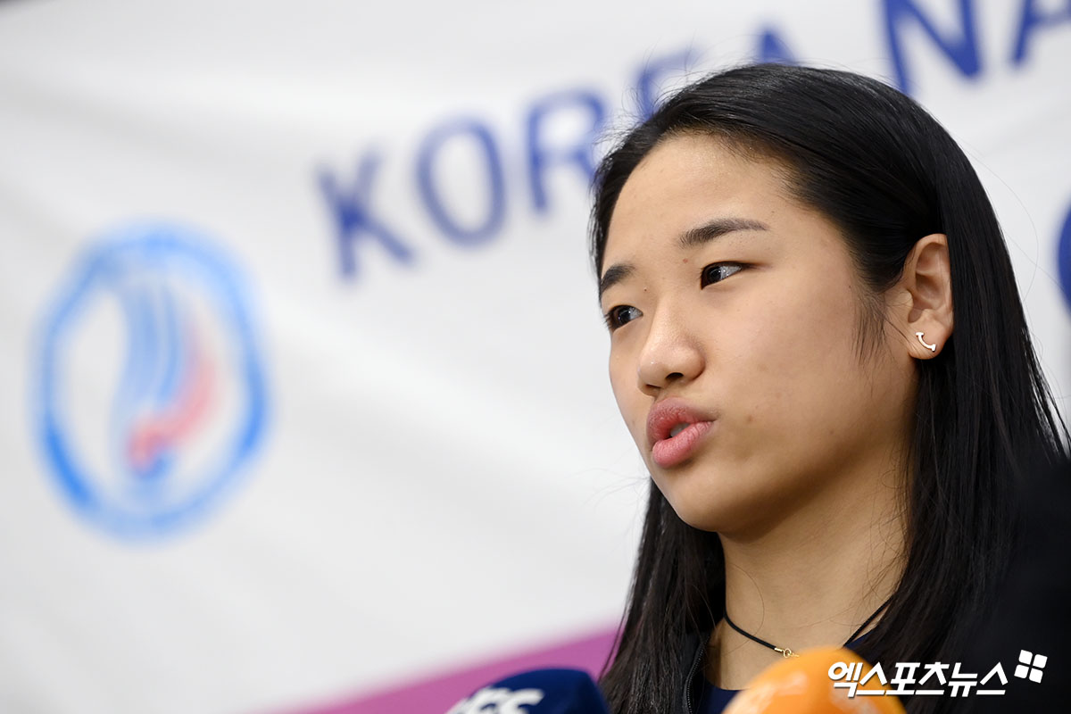 배드민턴 여자 단식 세계랭킹 1위 안세영이 말레이시아 오픈, 인도 오픈을 마무리한 뒤 19일 인천국제공항 제1여객터미널을 통해 귀국했다. 안세영은 말레이시아 오픈 때보다 나아진 몸 상태에 대해 만족감을 드러내면서 매 경기 최선을 다할 것이라고 다짐했다. 안세영은 당분간 휴식을 취한 뒤 다음 달 3~8일 중국에서 열리는 아시아남녀단체배드민턴선수권대회, 3월 열리는 전영 오픈을 대비한다. 엑스포츠뉴스 DB