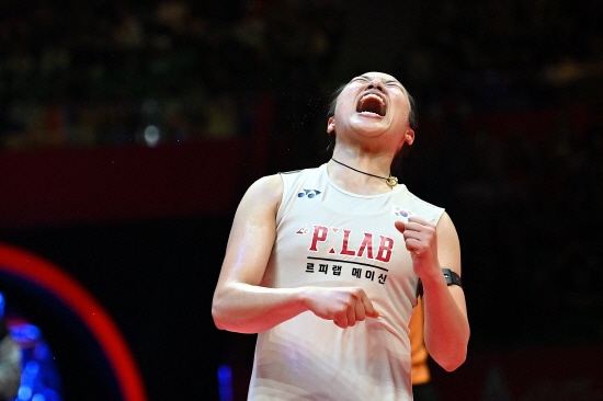 중국 소후닷컴은 '지금까지 안세영은 새해 시작 18일 만에 최고 수준의 투어에서 두 차례 우승했고 지난해 자신이 세운 한 시즌 11관왕이라는 여자 배드민턴 기록을 깨는 게 어려움이 있어 보이지 않는다'라며 15관왕까지 가능하고, 단일시즌 최다 우승 세계신기록 수립 가능성이 유력하다는 의견을 드러냈다. 매체는 '중국 팬들은 천위페이(세계 4위)가 안세영과 대결하길 기대하고 있지만, 천위페이는 말레이시아 오픈 준결승에서 기권했다. 그리고 이번 대회 준결승에서 왕즈이에게 패해 안세영과 재대결을 놓쳤다'며 천위페이가 결승에도 오르지 못하는 것에 따른 아쉬움을 숨기지 않았다. 안세영은 이날 귀국 후 가진 인터뷰에서 '올해도 큰 대회가 많기 때문에 그런 대회를 하나도 놓치지 않고 좋은 결과를 내고 싶다'고 다짐했다. 연합뉴스