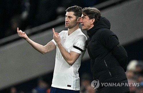 잉글리시 프리미어리그(EPL) 토트넘 홋스퍼가 또 한 번 깊은 한숨을 내쉬게 됐다. 11년 넘게 팀을 지켜온, 손흥민의 토트넘 시절 최고 절친인 베테랑 수비수 벤 데이비스가 결국 발목 수술을 받게 되면서 장기 이탈이 불가피해졌다. 토트넘은 지난 19일 구단 공식 홈페이지를 통해 '데이비스가 왼쪽 발목 골절 진단을 받았으며 오늘 수술을 받을 예정'이라고 발표했다. 이어 '수술 이후에는 구단 의료진의 관리 아래 본격적인 재활 프로그램에 돌입할 것'이라며 선수의 회복 과정에 초점을 맞췄다. 연합뉴스